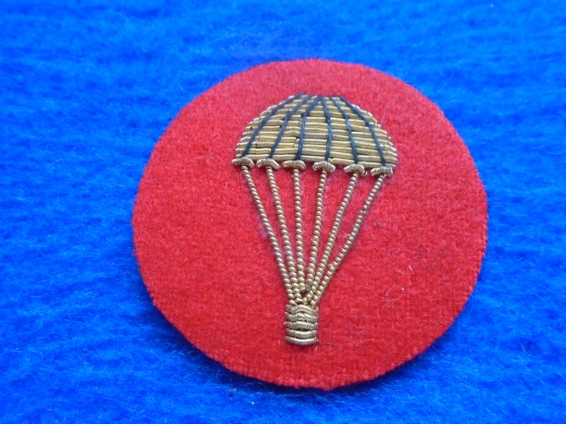 BRITISH ARMY OBSOLETE PARACHUTE MESS DRESS GOLD BULLION ON RED QUALIFICATION BADGE, BRITISH MADE