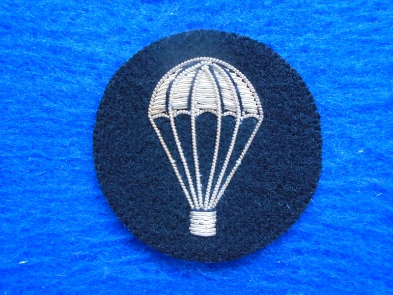 BRITISH ARMY OBSOLETE SANDHURST PARACHUTE NO 1 DRESS SILVER BULLION ON BLACK QUALIFICATION BADGE, BRITISH MADE