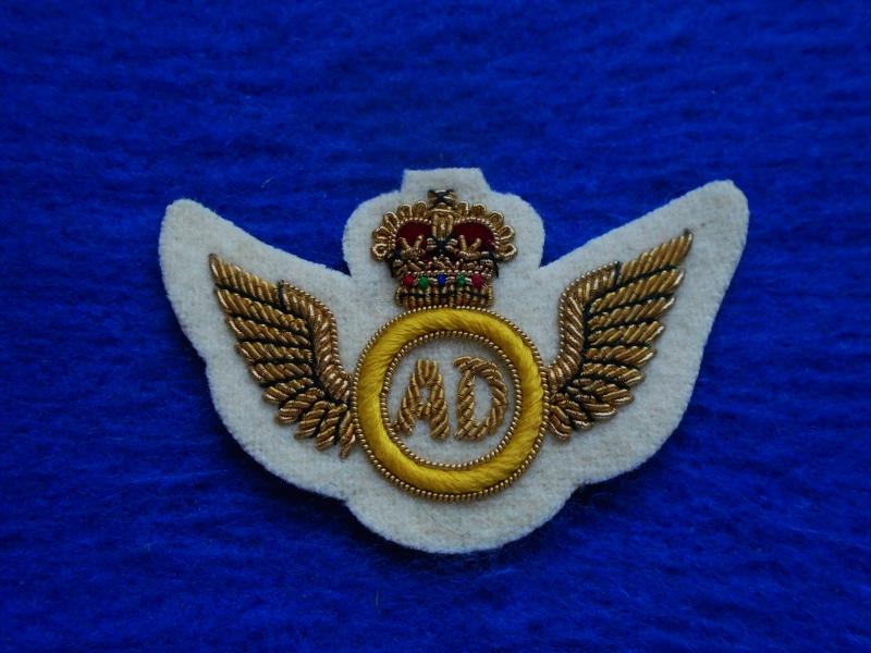 ROYAL CORPS OF TRANSPORT AIR DISPATCHER GOLD BULLION ON CREAM MESS DRESS QUALIFICATION WINGS, BRITISH MADE.