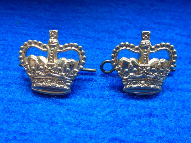 A PAIR ERII BRITISH ARMY ANODISED STAYBRITE GOLD OFFICERS RANK CROWN BADGES