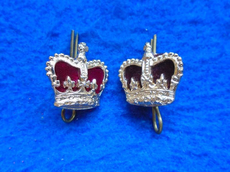 NEW PAIR ERII BRITISH MILITARY ANODISED GOLD & BURGUNDY FELT RANK CROWNS