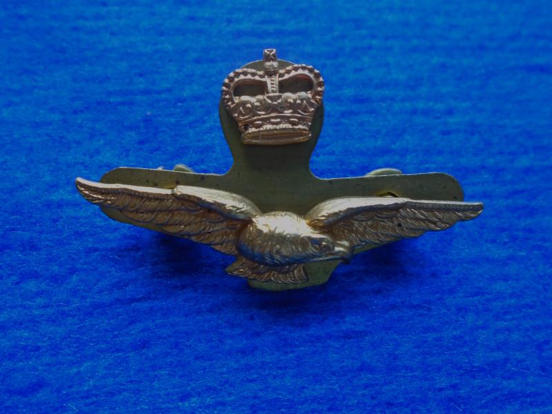 EARLY ERII RAF/ROYAL AIR FORCE OFFICERS GILT SIDE CAP BADGE + PLATE, SCREW FIXINGS