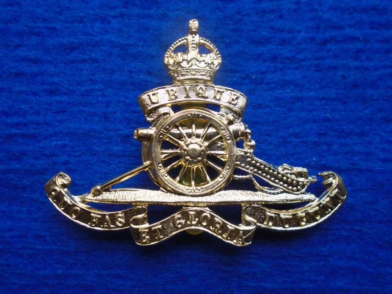 NEW KINGS CROWN, ROYAL ARTILLERY GILDING METAL CAP BADGE, SLIDER FIXING