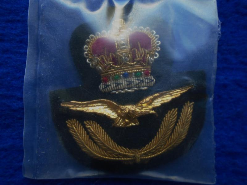 EARLY ERII ROYAL AIR FORCE OFFICER BULLION & GILT EAGLE CAP BADGE