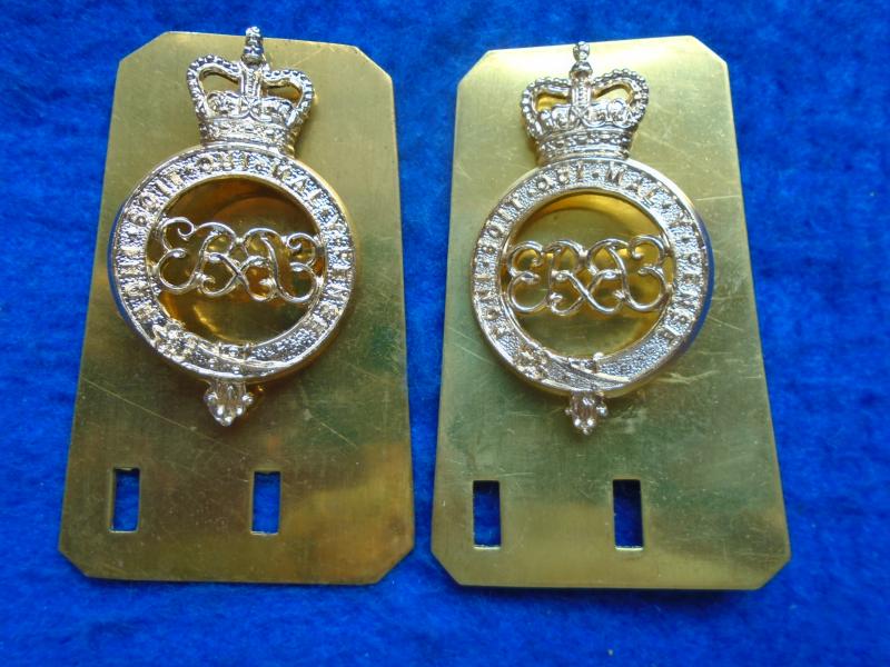 A PAIR OF NEW GRENADIER GUARDS ANODISED GOLD PART SHOULDER TITLES WITH PLATES & PINS