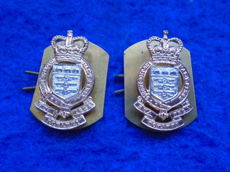 PAIR OF ROYAL ARMY ORDNANCE CORPS ANODISED STAYBRITE GOLD AND SILVER COLLAR BADGES + PLATES & PINS