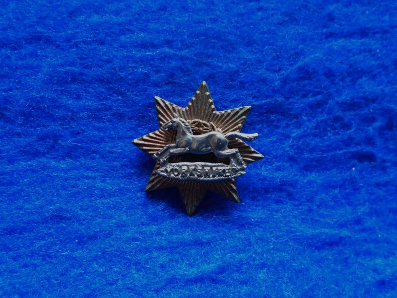 RARE POST 1958-2006 THE PRINCE OF WALES'S OWN YORKSHIRE REGIMENT TWO PART BI METAL SWEETHEART BROOCH