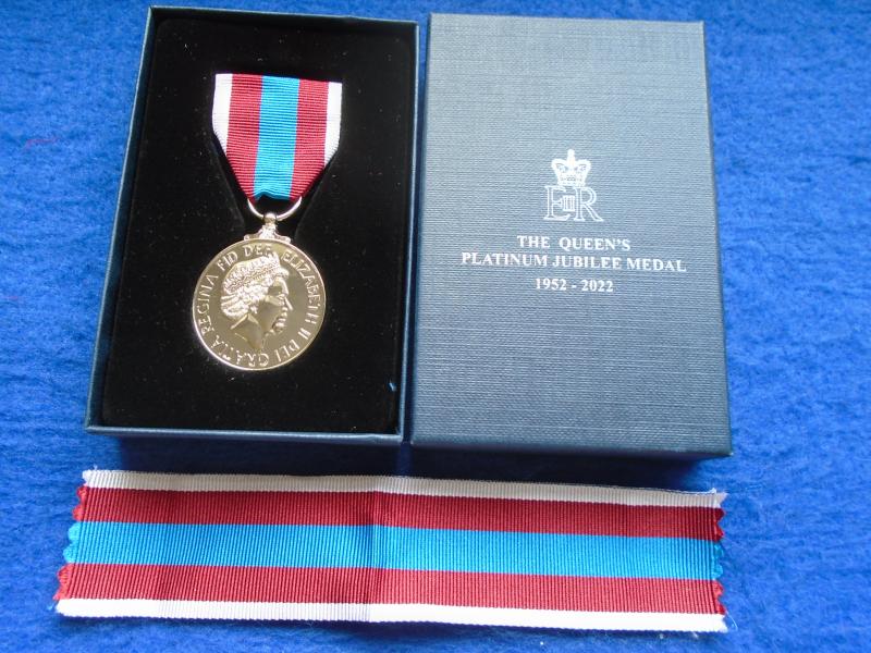 QUEENS PLATINUM JUBILEE COPY MEDAL & RIBBON + EXTRA RIBBON PRESENTATION BOX, WMS